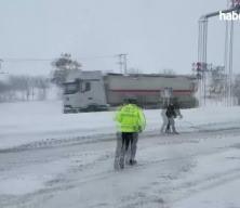 Anadolu Otoyolu'nun Bolu Dağı T&uuml;neli kesiminde kar yağışı etkili oluyor
