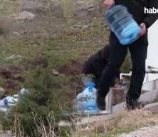 Ankara'da su kesintisinden etkilenen vatandaşlar &ccedil;eşmelerden su temin ediyor