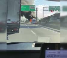  Bağcılar TEM Otoyolu İSTO&Ccedil; mevkiinde bir ara&ccedil; alev alev yandı