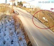 Hafif ticari aracın fındık bah&ccedil;esine u&ccedil;tuğu kaza kamerada