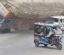 Hindistan'da korkun&ccedil; kaza! Talaş y&uuml;kl&uuml; kamyon aracın &uuml;zerine devrildi