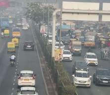 Hindistan'ın Delhi Ulusal Başkent B&ouml;lgesi'nde sis nedeniyle u&ccedil;uş iptalleri devam ediyor