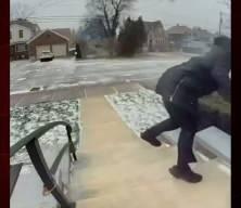 R&uuml;zgar yaşlı kadını savurdu!