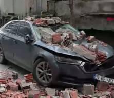 Yıkım aşamasındaki binanın duvarı ara&ccedil;ların &uuml;zerine devrildi