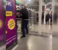 Metro durağı boks ringine döndü! Yumruklar havadad uçuştu