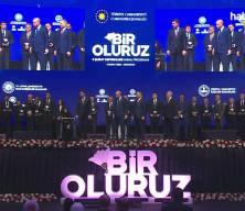 Cumhurbaşkanı Erdoğan dört büyüklerin başkanına plaket verdi