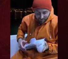 Köpek balığını gıdıklayıp öptü! Karadenizli balıkçının görüntüleri viral oldu