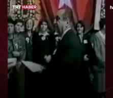 Bir zamanlar Türkiye... Başörtülü öğretmene plaket verilmesini  rütbeli bir asker engellemişti