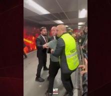 Minik taraftarı uzaklaştırmak isteyen görevlilere Osimhen engel oldu