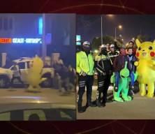 Eylemci Pikaçhu polisle beraber poz verdi! Görüntüler dünya çapında viral oldu.