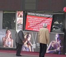 Mersin’de kuyumcu vurgunu: 120 milyon lira dolandırıcılığı iddiası ve pankartla yanıt