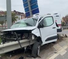 Ümraniye’de kaza: Otomobil bariyerlere saplandı, 2 yaralı