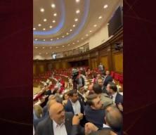 Ermenistan Meclisi'nde Türkiye kavgası! Vekiller kavgaya tutuştu