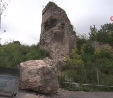 Deprem sonrası Fatih'teki tarihi surdan kopan dev kaya parçası yola düştü