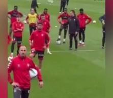 Taraftarın sözlerini duyan Emre Kılınç sahayı terk etti