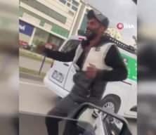 Trafikte renkli görüntü! Müziğin sesine kendini böyle kaptırdı 