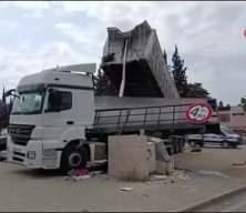 Adana'da tırın çarptığı üst geçit yıkıldı!