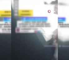 Canlı yayında oyun oynarken yanı başına yıldırım düştü! Mahalleli sokağa döküldü