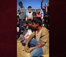 Gazze'de şehit çocuğa gözyaşları içinde veda eden arkadaşları