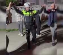 İhbara gitti, halay çekti! Trafik polisinin renkli görüntüleri