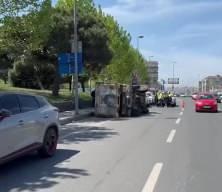 Küçükçekmece'de kamyon devrildi: 2 Yaralı