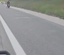 Motosiklet, emniyet şeridinde duran kamyonete arkadan çarptı! 1 ağır yaralı