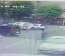 Esenyurt'ta ilginç kaza: Araç park halindeki otomobilin üzerine uçtu