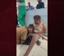 Gazze’de yürek yakan veda: Acılı baba küçük kızını son kez ayağından öptü