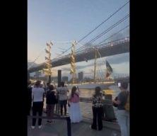 Meksika donanmasına ait gemi Brooklyn Köprüsü'ne çarptı