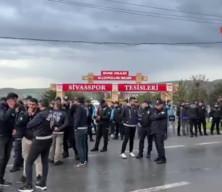 Sivasspor taraftarından tesislerin önünde protesto