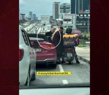 Trafikte ‘Pes’ dedirten anlar! Tartıştığı kuryeye silah çekti