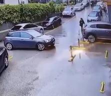 Yük dolu tır park halindeki araçları biçti