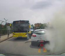 Bıçaklı sürücüye yangın tüpüyle müdahale kamerada