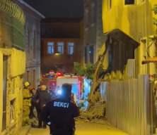 Fatih'te iki katlı metruk bina çöktü