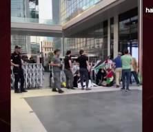 Filistin destekçisi vatandaşları yerde sürükleyen polisler hakkında soruşturma başlatıldı!