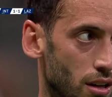 Hakan Çalhanoğlu'lu Inter  nefesleri kesen maçta sondakikada yıkıldı