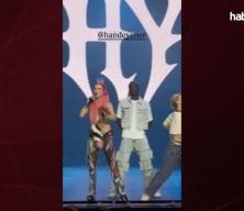 Şarkıcı Hande Yener'den hükümete tehdit mesajı: "Çok güzel devireceğiz"