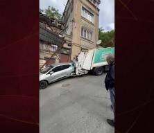 Yokuşta kayan çöp kamyonu bina ve otomobile hasar verdi