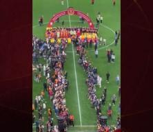 Barış Alper kutlamaya horon teperek çıktı