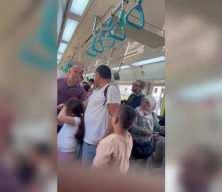 Böyle magandalık görülmedi: Marmaray'da çocuklarının yanında babalarına yumruklu saldırı!