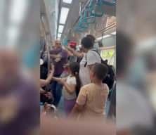 Böyle magandalık görülmedi: Marmaray'da çocuklarının yanında babalarına yumruklu saldırı!