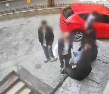 Kadıköy'de sokakta oturan bir genç kız, çocuk yaştaki bir çete tarafından gasp edildi