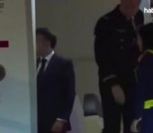 Macron'a karısından yumruk şoku! Kameralara böyle yansıdı