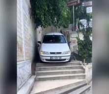 Navigasyonun yönlendirdiği sürücü, aracıyla merdivenlere girdi