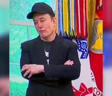 Trump konuşurken tiye aldı! Elon Musk'ın mimikleri tüm dünyada gündem oldu