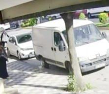 Yol vermeyen 3 maganda anne ile oğlunu yol ortasında dövdü!