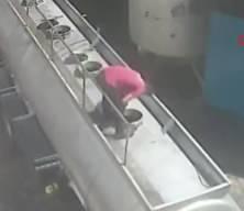 Ağzında sigara ile açtığı tanker kapağı bomba gibi patladı: O anlar kamerada