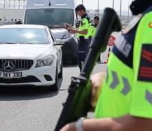 Bulduğu uyuşturucuyu patisiyle böyle çıkarttı