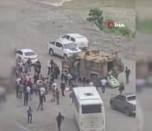 Hakkari'de askerleri taşıyan midibüs devrildi!