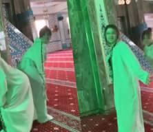 İki genç kızın camide yaptıkları hareketler sosyal medyada gündem oldu